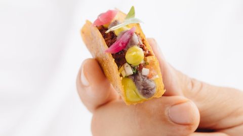 Aperitivo de Taco de cochinita pibil servido durante la experiencia Emo Pop Up.