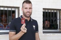 Ortu�o posa con el carnet de abonado del Albacete tras su fichaje