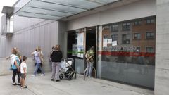 Personas haciendo cola, este martes, en el centro de salud de A Parda, en Pontevedra