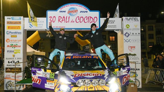 Brais Mir�n (izquierda) y Daniel Berdom�s, celebrando su triunfo en el rali do Cocido.