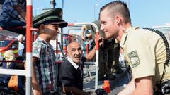 Un polic�a alem�n con refugiados sirios en M�nich, en la crisis migratoria del 2015