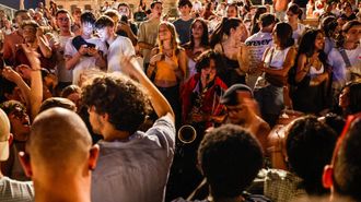 La celebracin de la Fte de la Musique reuni a miles de jvenes en las calles de Pars
