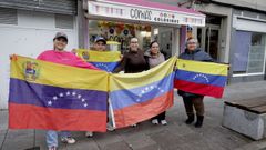 Marian Narv&aacute;ez (a la izquierda), venezolana afincada en A Coru&ntilde;a, con varios familiares&nbsp;delante de su negocio en As Conchi&ntilde;as