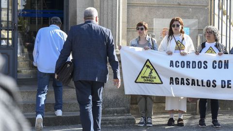 Armando Lorenzo (de camisa azul), entrando en la Audiencia Provincial sin mirar a las voluntarias del colectivo Impunidade Carioca, que protestaban contra los acuerdos de conformidad en esta causa