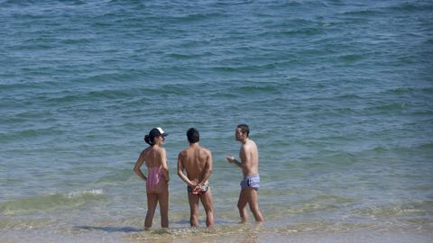 En la playa de Coroso, en Barbanza, se han rescatado sombrillas, toallas y baadores