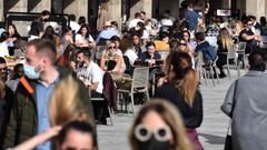La terrazas, centros comerciales y paseos de A Coru�a se llenan de gente