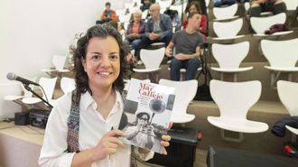 Esther Zecco, coa s�a obra na biblioteca Rego da Balsa