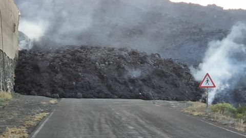 La lava del volcn avanza por la carretera de la costa