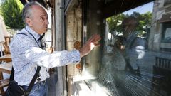 El hostelero José Ángel López, mostrando los daños ocasionados en su establecimiento
