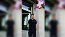 El fisioterapeuta Daniel Lpez, delante de la clnica que ha abierto en el barrio corus de O Castrilln