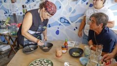 Un momento dun dos obradoiros de coci&ntilde;a en Coco Bao