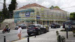 La antigua discoteca Oh Coru�a, cubierta por andamios y redes debido a las obras de reforma de la fachada