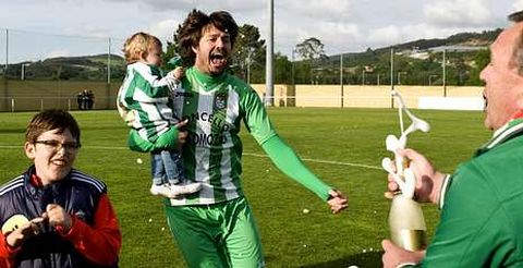 David Franch con su hijo Pablo en los brazos. 