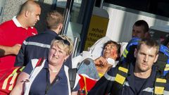 Los servicios de emergencia franceses transportan a una de las v�ctimas tras el tiroteo en el tren que viajaba de �msterdam a  Par�s