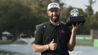 Jon Rahm, con el trofeo de ganador en M�xico del LIV Golf