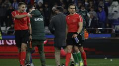 El �rbitro y uno de sus asistentes, al t�rmino del partido entre el Deportivo y el Racing de Santander
