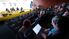 Asistentes al Congreso FAO-Conxemar-MAPA, que se celebra en Vigo, siguiendo la mesa redonde sobre IA y trazabilidad digital que moder� Xos� Lu�s Vilela (director de la Fundaci�n Santiago Rey Fern�ndez-Latorre, a la derecha, en estraado) y en la que comparecieron (de izquierda a derecha) Mark Kaplan (responsable de la iniciativa Better Food Future, en apoyo del Pacto Mundial de los Oce�nos), Kevin Edwards (vicepresidente de Desarrollo Global de Mercados en Global Dialogue on Seafood Traceability), Carolina Najar (directora de Mercado de Alimentaci�n en el centro tecnol�gico AZTI) y Carmen do Sacramento Neto (ministra de Pesca y Recursos Marinos de la Rep�blica de Angola).