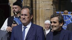 El modisto Adolfo Domnguez (d), y el empresario Orlando Alonso (i), reciben la insignia de oro y el carnet de socios de honor de la Asociacin de Galicia en Asturias