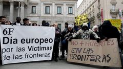 Varias personas se concentran frente al Congreso de los Diputados el pasado mes de febrero con dos pancartas en las que se lee, �6F, D�a Europeo por las V�ctimas de las fronteras� y �No m�s muertes en las fronteras�  en un acto de silencio en memoria de los 15 inmigrantes subsaharianos que perdieron la vida, el 6 de febrero del 2014 en la playa ceut� del Tarajal cuando intentaban entrar a nado en Espa�a