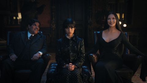 Luis Guzman, como Gomez Addams; Jenna Ortega, como Mircoles y Catherine Zeta-Jones, como Morticia Addams, en la serie Mircoles