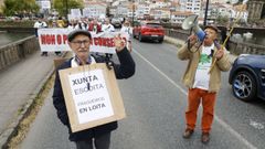 Propietarios de las Fragas do Eume durante la manifestaci&oacute;n de esta ma&ntilde;ana, por un carril de la ponte da Pedra, entre Cabanas y Pontedeume