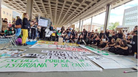 Profesores se concentran en el EASMU mientras sindicatos y Principado negocian para poner fin a la huelga docente.