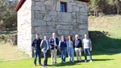 El delegado de la Xunta, Manuel Pardo (tercero izd.) con otras autoridades locales, en O�mbra.