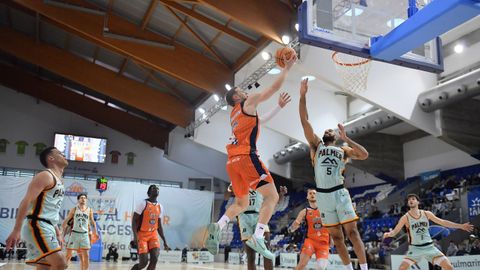 Paul Jorgensen entrando a canasta durante el encuentro ante el Palmer Basket