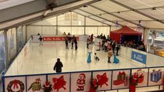 Pista de hielo sint�tico instalada en la plaza Roxa de Cedeira.