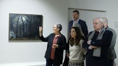 Presentacin de la exposicin Momentos naturais 1977-2025, de Xavier Vilat (Boulogne-Billancourt, 1958). En primera fila, de izquierda a derecha la comisaria Marta-Volga de Minteguiaga-Guezala, la alcaldesa Ins Rey y el propio autor. Tras ellos, Jos Lpez Campos, conselleiro de Cultura, y Gonzalo Castro, concejal de Cultura. 