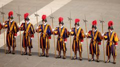 La Guardia Suiza en la Plaza de San Pedro antes de la llegada del cuerpo del papa Francisco.