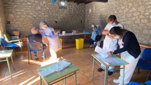 La toma de muestras para las PCR en el concejo de Ponga