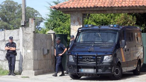 La Polic�a Nacional a las puertas de la casa de Charl�n