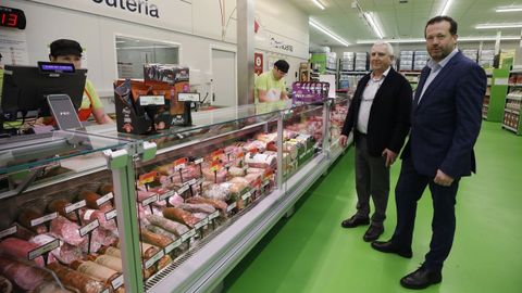 En primer t�rmino, el director general del Grupo Cuevas acompa�ado por el director de la l�nea de cash&carry