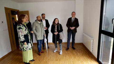 ngeles Vzquez, Miguel Lorenzo, Xos M Lage, Gonzalo Trenor y Alfonso Rueda visitaron una de las viviendas entregadas junto a una de las beneficiarias