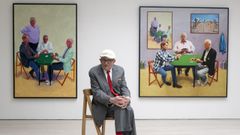 David Hockney, posando entre sus obras �Card Players #3� (2014) y �A Bigger Card Players� (2015), durante la exposici�n �David Hockney: Painting and Photography�, celebrada en mayo del 2015 en la galer�a de arte contempor�neo Annely Juda Fine Art, en el centro de Londres.