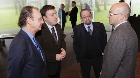 El director de La Voz, Presidente de la Diputaci�n y el arque�logo Jos� Mar�a Bello, hablando con el alcalde Jos� Mui�o