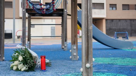 Un ramo de flores y una vela en el paque donde fue secuestrado anoche el ni�o asesinado en Lardero (La Rioja.)