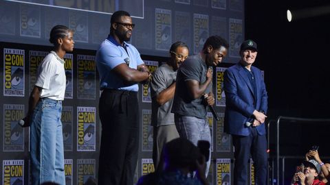 De izquierda a derecha, Letitia Wright, Winston Duke, Ryan Coogler, David Jonsson y Kevin Feige asosten un panel de estudios Marvel.