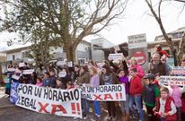 Padres y ni�os se concentraron ante las instalaciones del colegio para pedir un horario legal. 