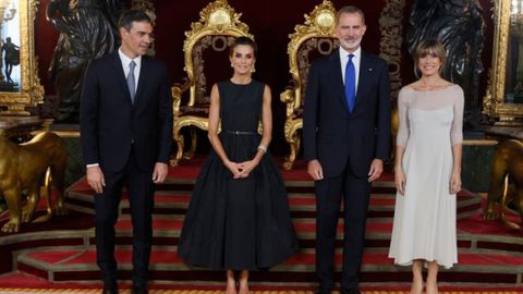 Bego�a G�mez, con el dise�o de Marcos Luengo, en la recepci�n 