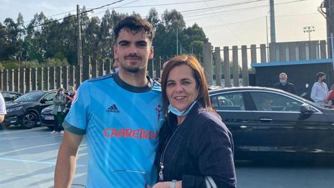 Damin junto a Mnica, su madre, tras un partido con el Juvenil Divisin de Honor