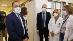 El conselleiro de Sanidade, Julio Garc�a Comesa�a, a la izquierda, con el presidente del Colegio de M�dicos de Pontevedra, Isidro Lago, el pasado 24 de octubre en el Provincial