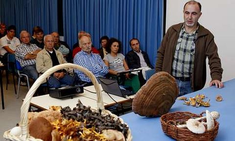 Juan Carlos Lauroba fue uno de los ponentes de la charla que se celebr� en Fonteboa. 