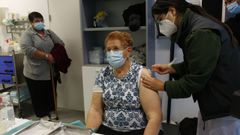 Elena Ameijeiras, vecina de Pontevedra de 88 a�os, recibi� este lunes en el centro de salud de A Parda la vacuna de la gripe y la tercera dosis de la del covid