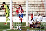 Pablo �lvarez, celebrando con su �aleta de tibur�n� el segundo gol del Lugo al Mirand�s.