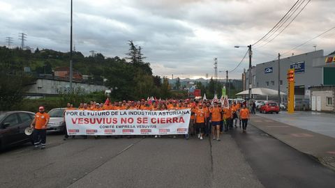 Marcha de los trabajadores de Vesuvius entre la f�brica y la Junta General del Principado de Asturias en Oviedo
