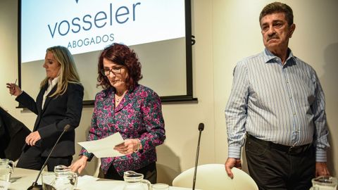 Los padres de Mario Biondo, Santina D'Alessandro (en el centro) y Giuseppe Pippo Biondo (derecha), y la abogada Leire Lpez (izquierda) ofrecen una rueda de prensa