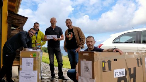 Jos� Manuel L�pez, Andr�s Pi�eiro y Jacobo y David D�az, que acompa�ar�n en el reto a Santi Chao, enviaron a Trieste (Italia) sus bicicletas