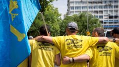 Casi medio millar de personas, entre ellas trabajadores de Alcoa, han recorrido la distancia entre el estadio Santiago Bernab�u y el Ministerio de Industria, Comercio y Turismo en un manifestaci�n